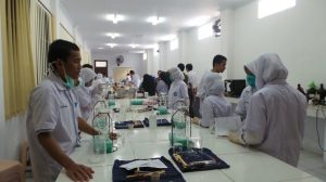 Training Health & Safety In The Laboratory SMK SMAK Makassar
