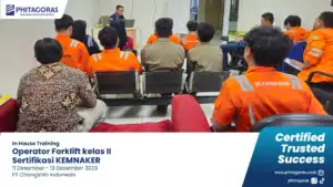 Foto Bersama Operator Forklift kelas II Sertifikasi KEMNAKER 11 Desember - 13 Desember 2023 PT Changshin Indonesia